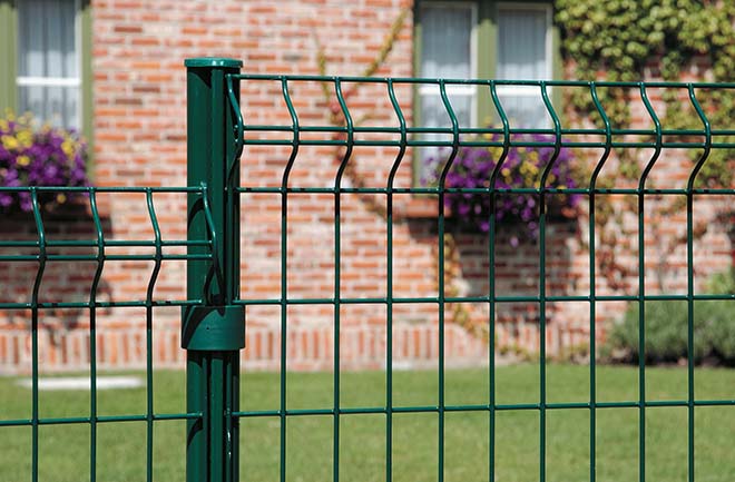 Een omheining installeren wanneer uw tuin helt of varieert in hoogte