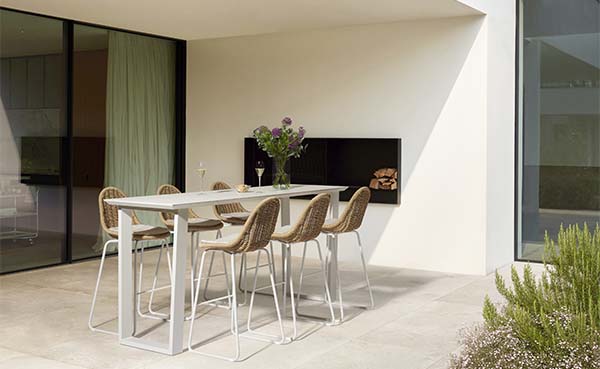 Hoogzomer-op-het-terras-high-dining-tables-+-chairs