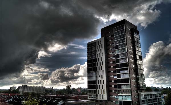 Donkere-wolken-pakken-zich-samen-boven-bouwsector