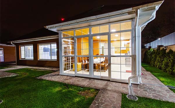 De voor- en nadelen van een terrasoverkapping, veranda en tuinkamer