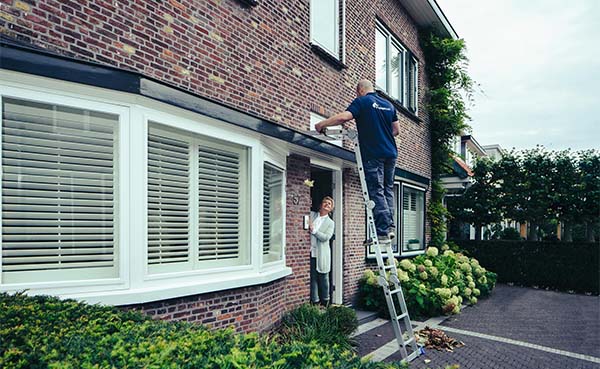 Helft Nederlandse huiseigenaren riskeert schade door verstopte goot