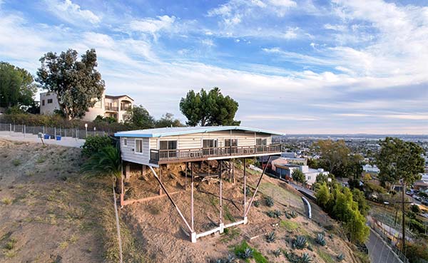 Dit-zwevende-huis-in-Los-Angeles-staat-te-koop-voor-16-miljoen-dollar