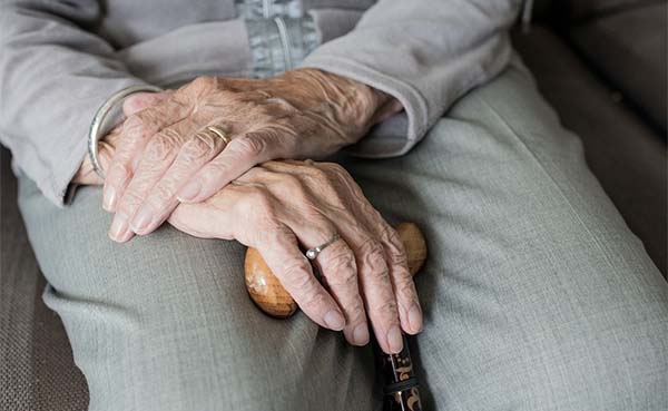 Veiliger langer thuis wonen met een senioren alarm