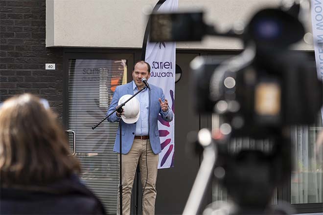 Eerste Limburgse zonnepanelen op sociale woningen ingehuldigd