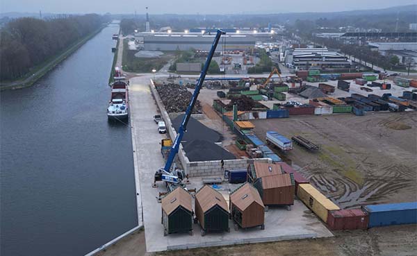 Vakantiewoningen-per-schip-vervoerd-van-Dilsen-Stokkem-naar-Veerse-Meer