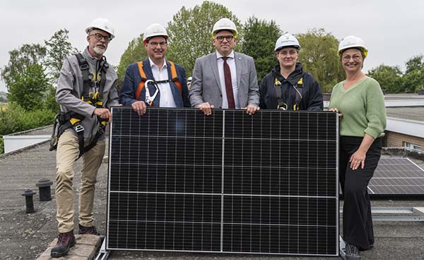 Woonmaatschappij-Vlaamse-Ardennen-installeert-30000ste-ASTER-zonnepaneel