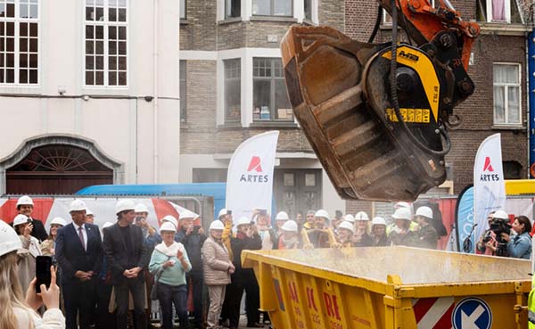 Eerste-steen-DING-niet-gelegd-maar-verbrijzeld