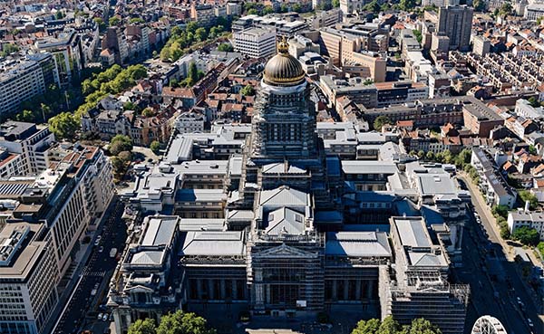 Restauratie van de voorgevel van het Brusselse Justitiepaleis gaat van start