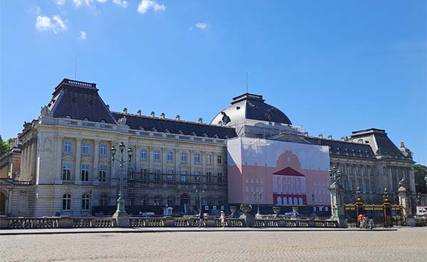 Eerste-deel-gevelrenovatie-Koninklijk-paleis-in-Brussel-is-klaar