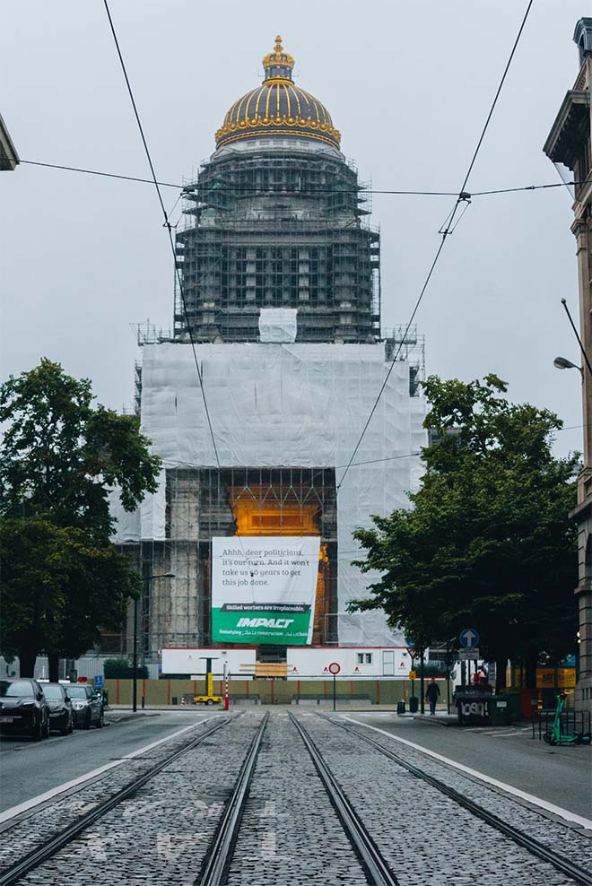 Opvallend spandoek duikt op aan 'eeuwige stellingen' justitiepaleis Brussel