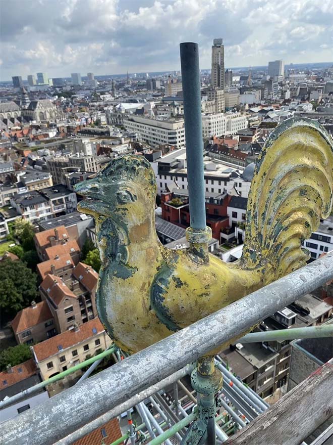 Sint-Andrieskerk in voorjaar 2025 volledig uit de stellingen