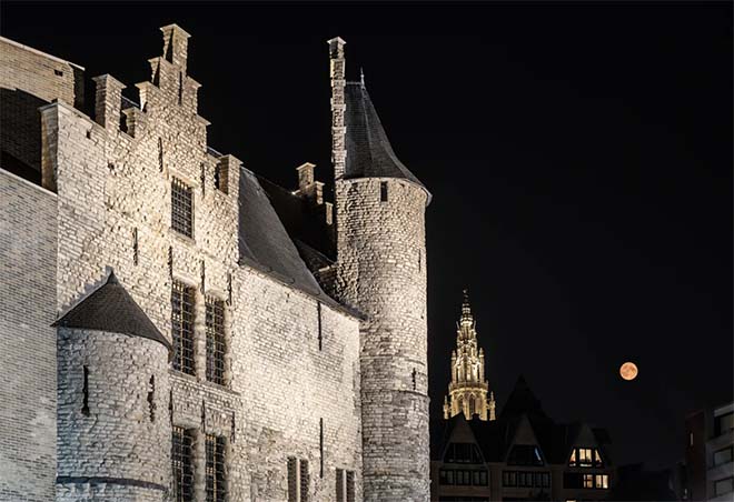 Nieuwe gevelverlichting zet Het Steen in de schijnwerpers