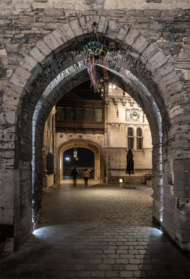 Nieuwe gevelverlichting zet Het Steen in de schijnwerpers