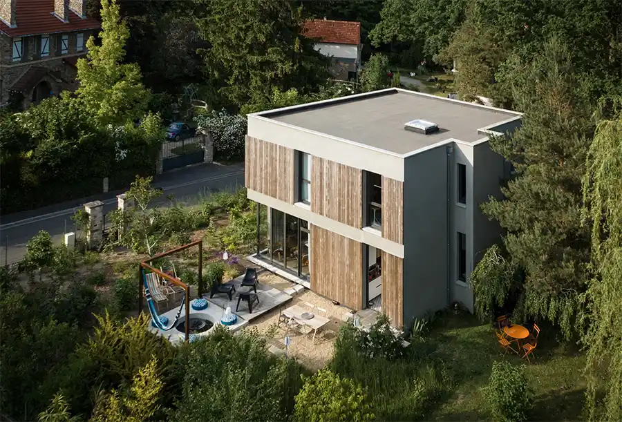 Architectenechtpaar voltooit hun moderne huis met duurzame Kebony Clear houten gevel