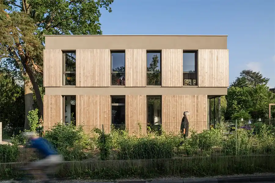 Architectenechtpaar voltooit hun moderne huis met duurzame Kebony Clear houten gevel