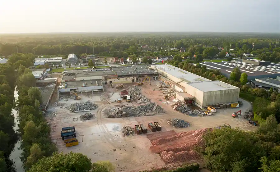 Circulair slopen tijdens afbraakwerken Zwan-fabriek in Schoten