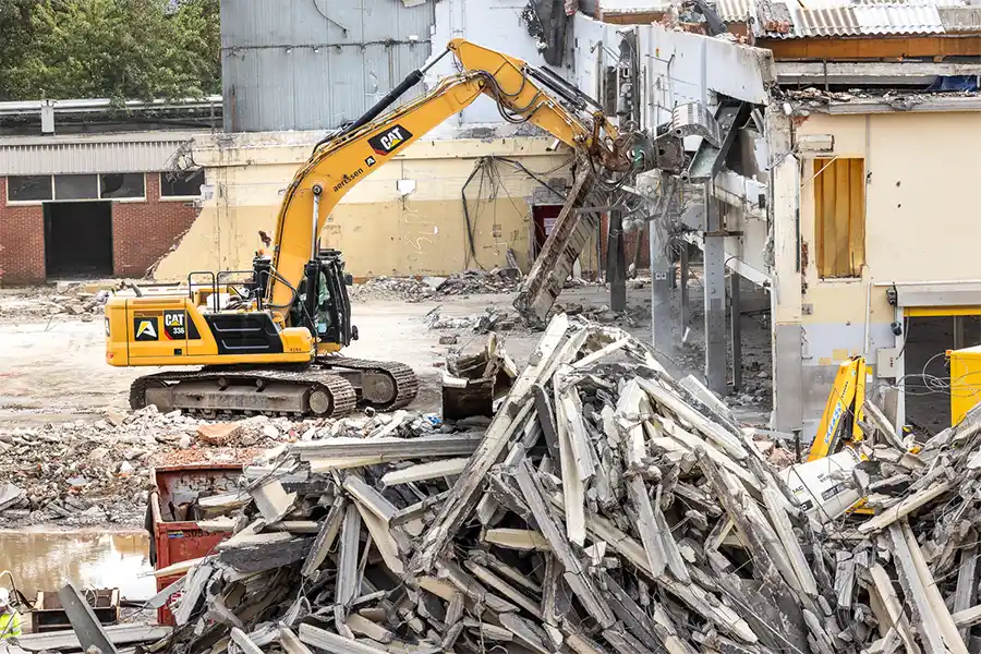 Circulair slopen tijdens afbraakwerken Zwan-fabriek in Schoten