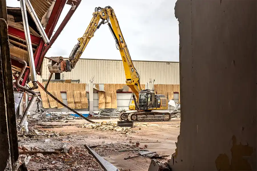 Circulair slopen tijdens afbraakwerken Zwan-fabriek in Schoten