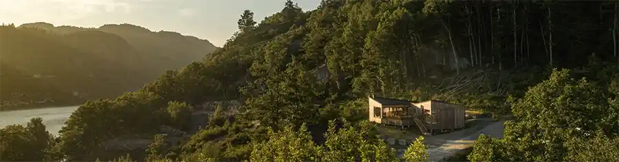 Kebony hout bekleedt architectenhut aan een meer in landelijk Noorwegen