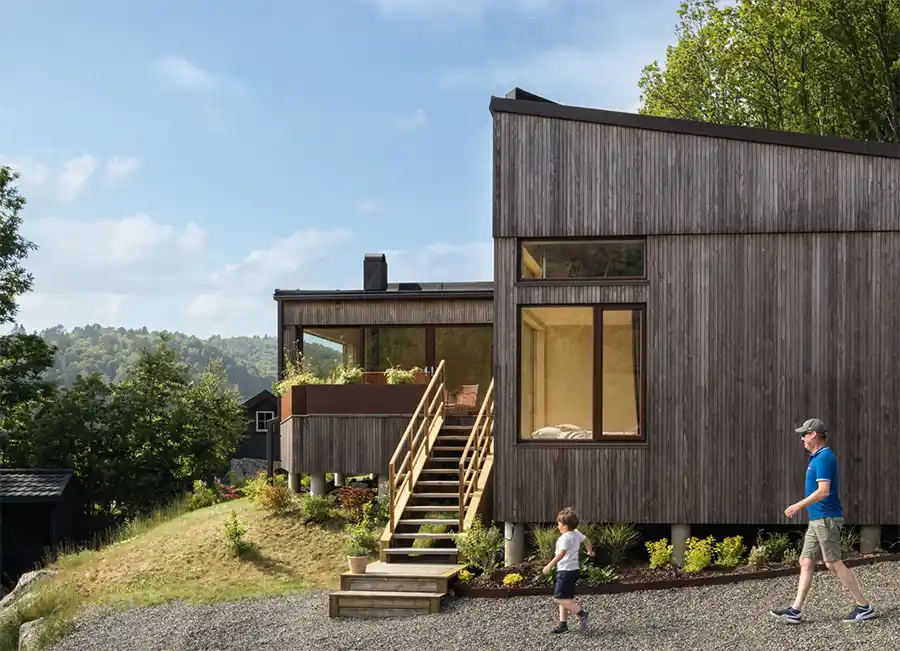 Kebony hout bekleedt architectenhut aan een meer in landelijk Noorwegen