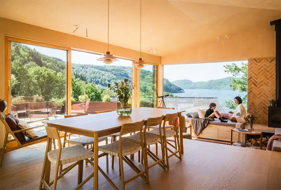 Kebony hout bekleedt architectenhut aan een meer in landelijk Noorwegen