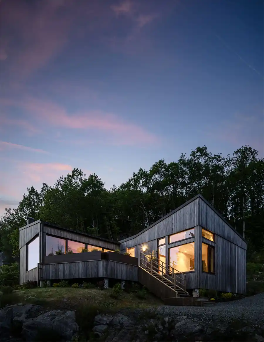 Kebony hout bekleedt architectenhut aan een meer in landelijk Noorwegen