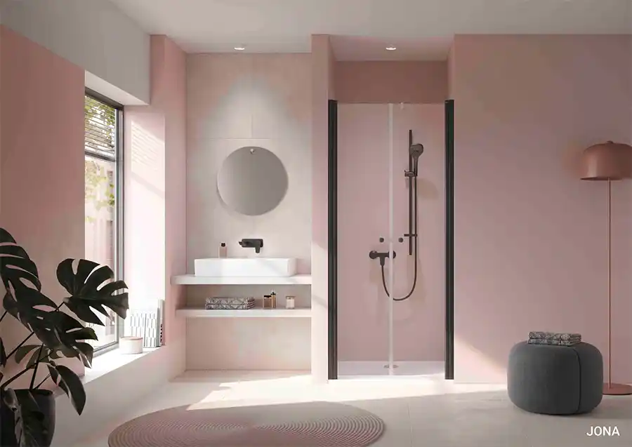  badkamer met een douchedeur van Kermi