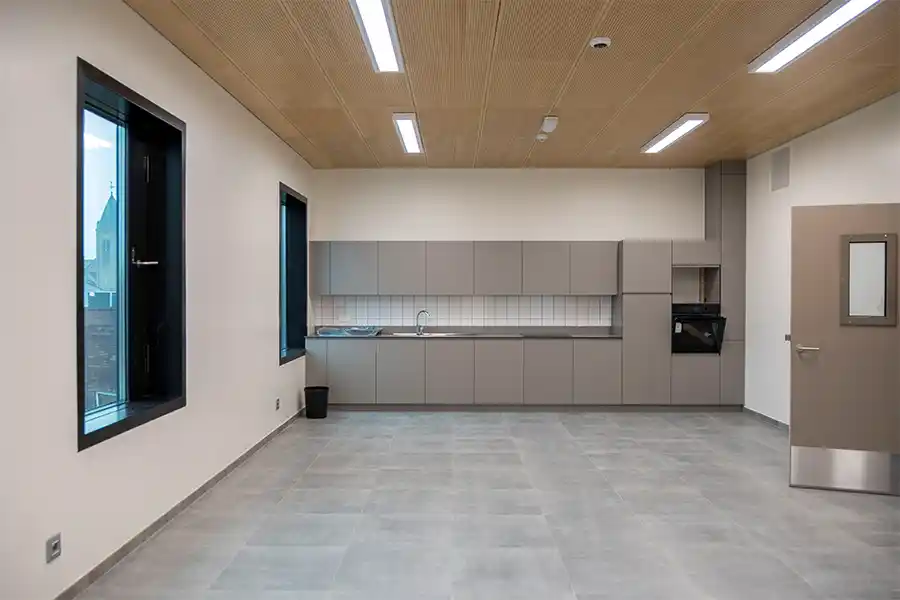 De Regie der Gebouwen moderniseert de gevangenis van Ieper en breidt ze uit 