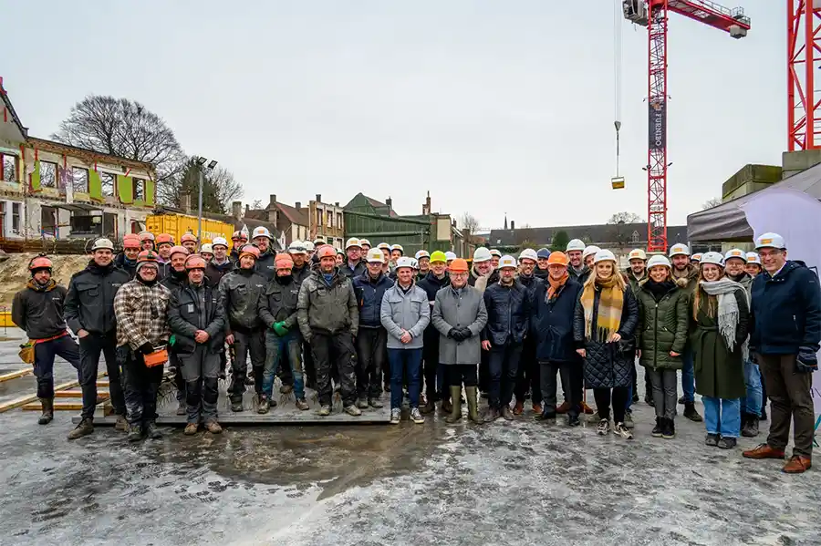 Burgemeester De fauw en schepen Demon leggen symbolische eerste steen van klimaatvriendelijke woonbuurt Boevrie