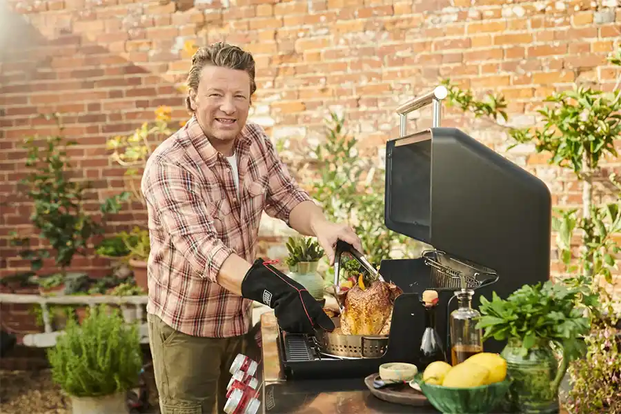 Jamie oliver maakt het land barbecueklaar met de release van vier spetterende nieuwe recepten