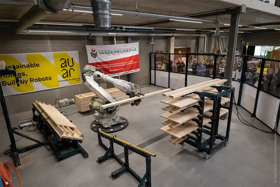 Eerste gerobotiseerde microfabriek voor modulaire woonunits geopend