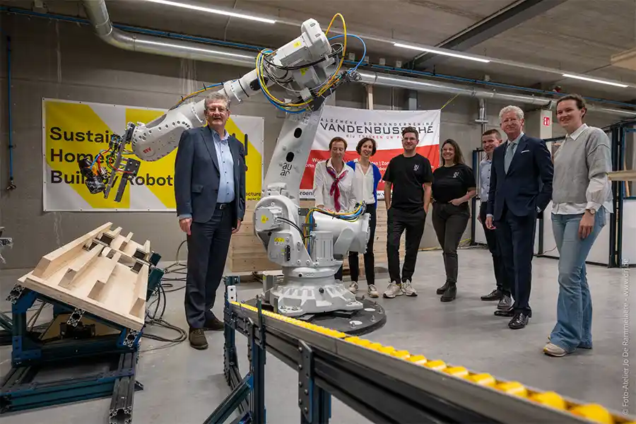 Eerste gerobotiseerde microfabriek voor modulaire woonunits geopend