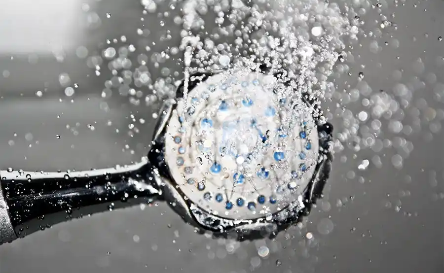 Alleen al douchen en baden met regenwater doet je factuur met een derde dalen