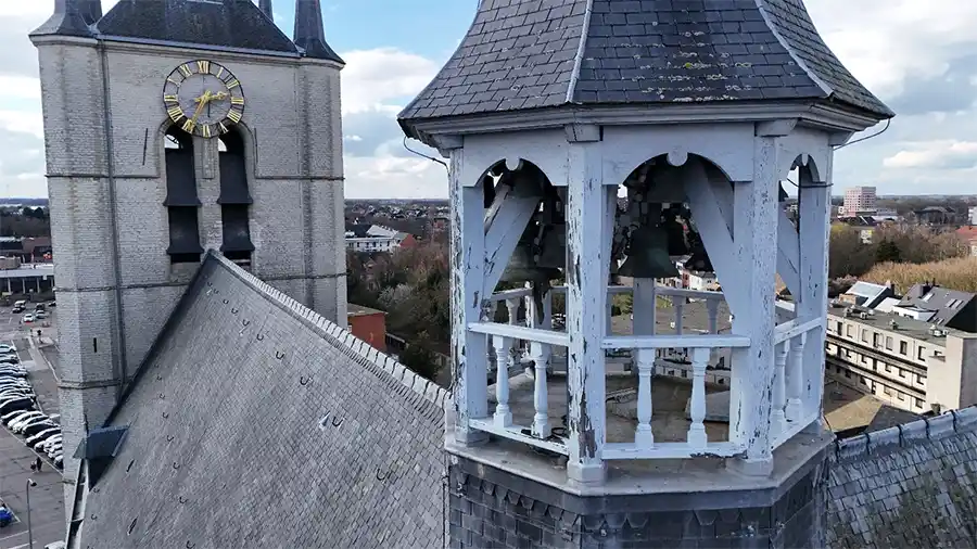 Iconische vieringtoren Sint-Amandskerk Geel krijgt opknapbeurt