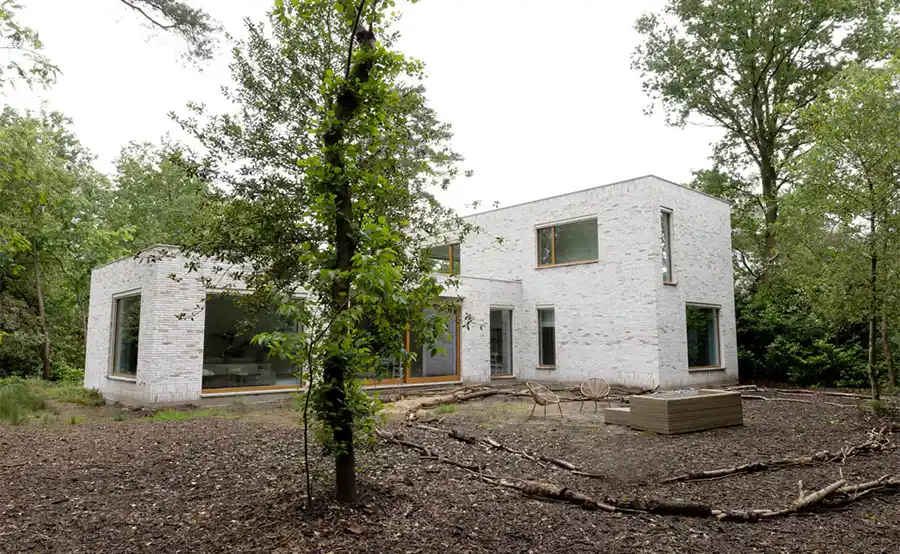 Ecologische houtskeletwoning staat mannetje in wijk vol traditionele huizen