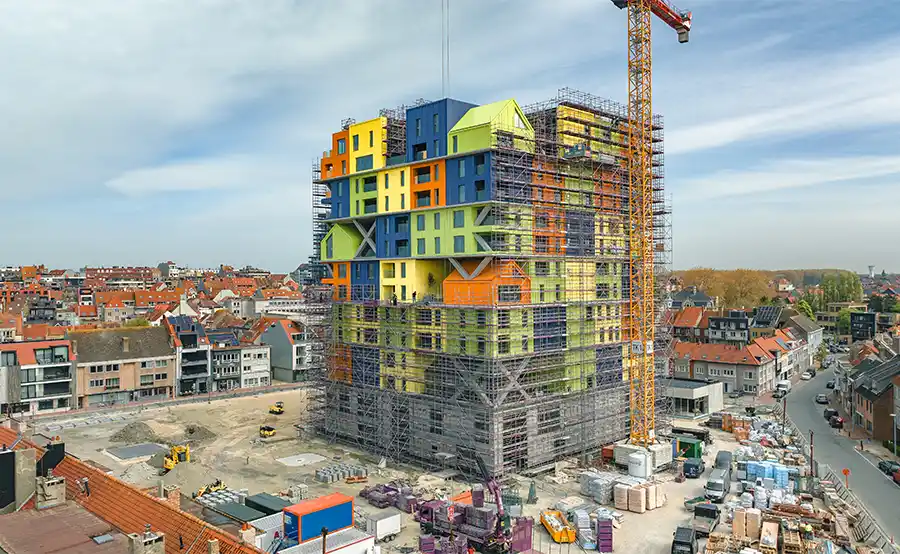 Kleurrijke toren Hoost in Knokke-Heist komt stilaan tevoorschijn