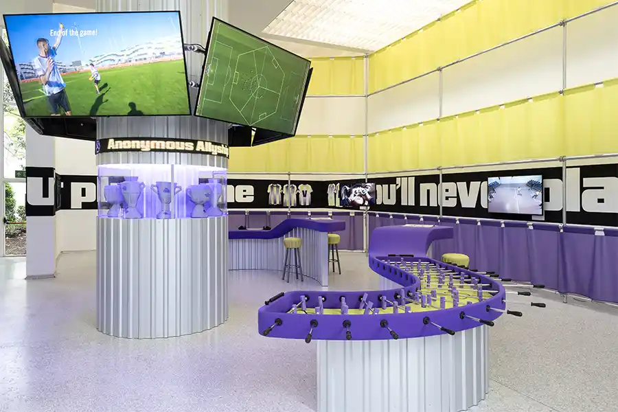 Nederlandse sportbar daagt sociale normen uit op Architectuurbiënnale Venetië 2025