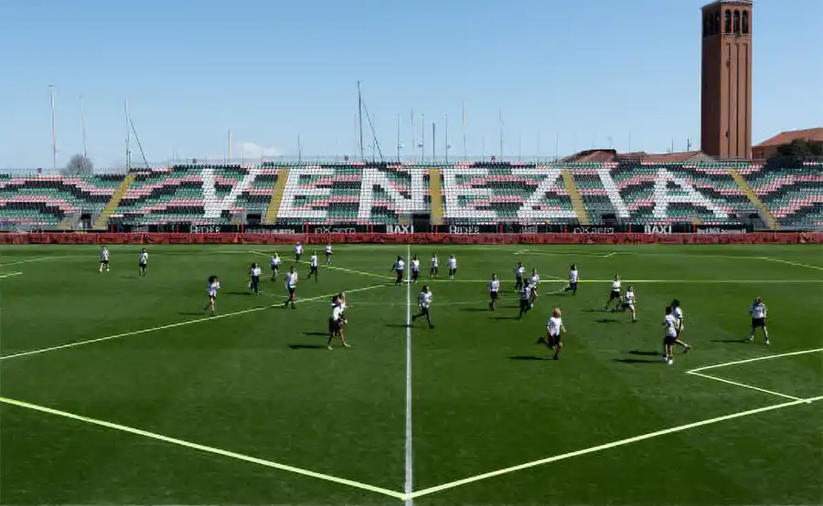 Nederlandse sportbar daagt sociale normen uit op Architectuurbiënnale Venetië 2025