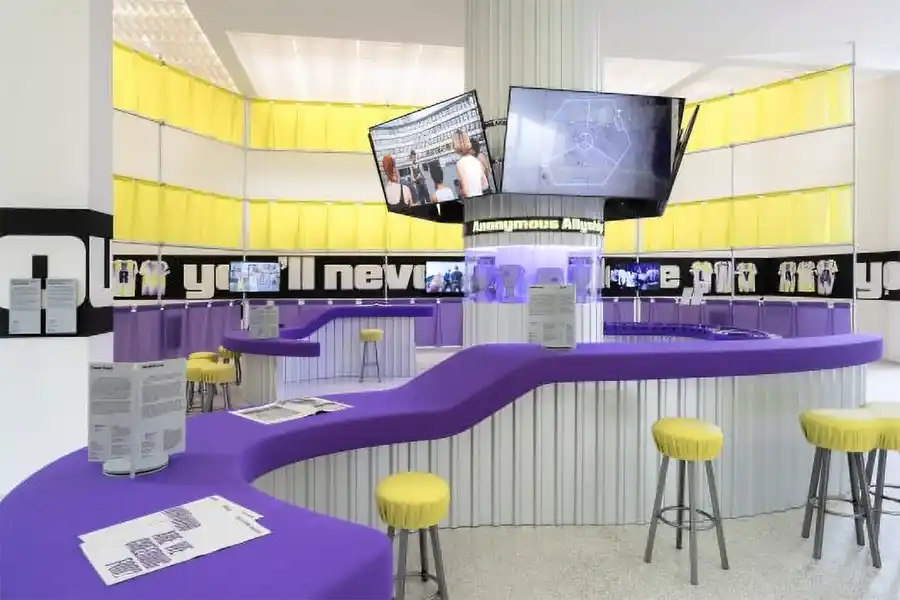 Nederlandse sportbar daagt sociale normen uit op Architectuurbiënnale Venetië 2025