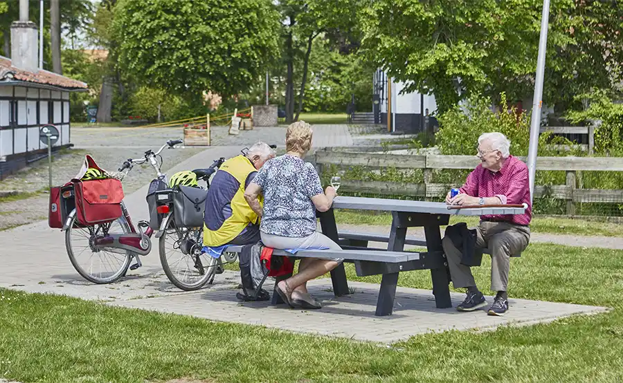 Waarom scholen steeds vaker kiezen voor onderhoudsvrij straatmeubilair