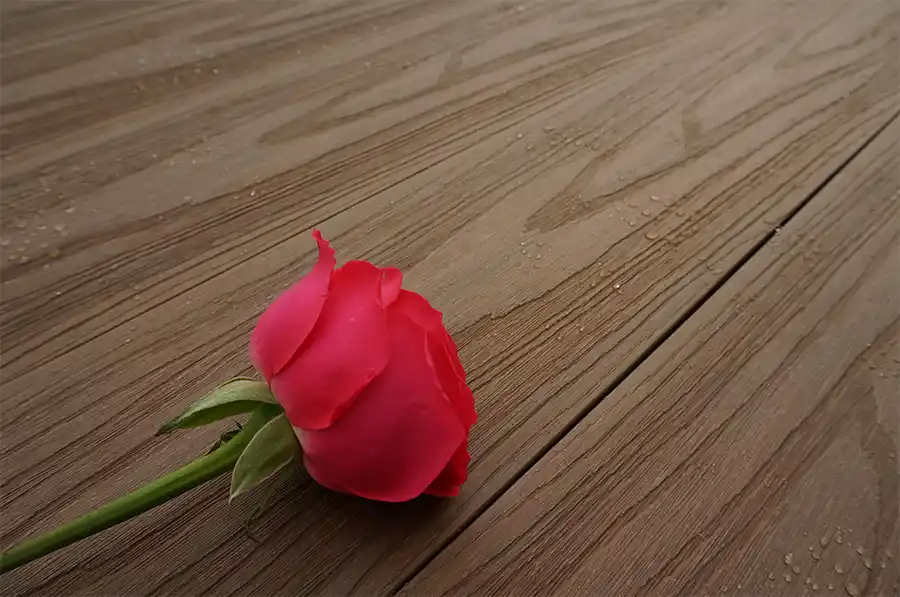 Waarom composiet gevelbekleding en vlonderplanken een betere keuze zijn dan hout