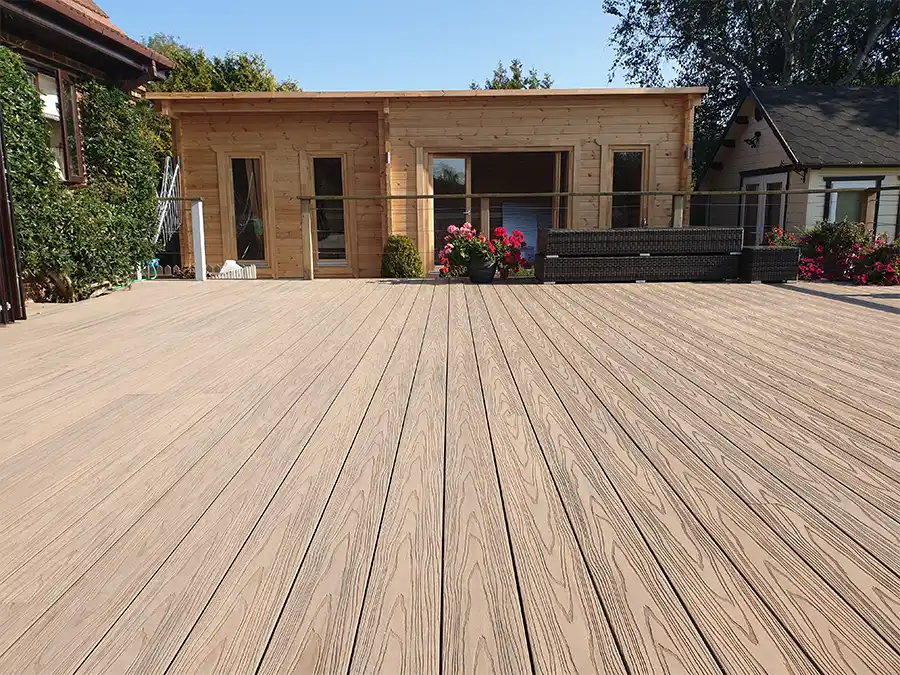 Waarom composiet gevelbekleding en vlonderplanken een betere keuze zijn dan hout