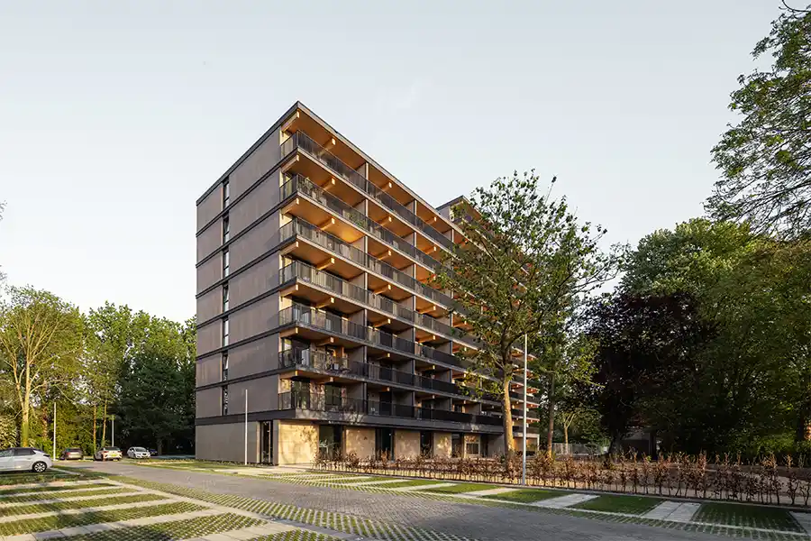Eerste volledig houten woongebouw met betaalbare huurwoningen opgeleverd in Rotterdam