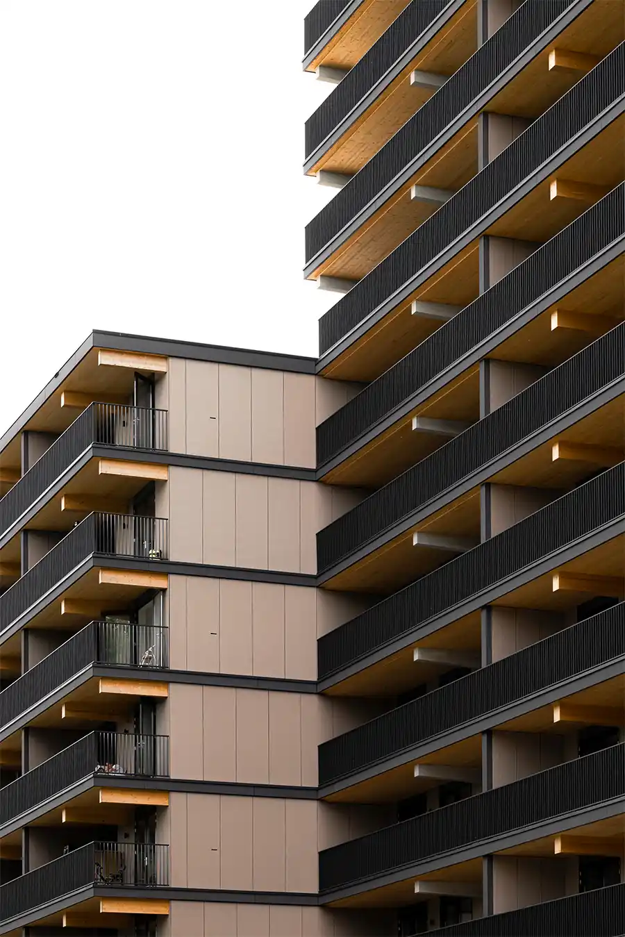 Eerste volledig houten woongebouw met betaalbare huurwoningen opgeleverd in Rotterdam