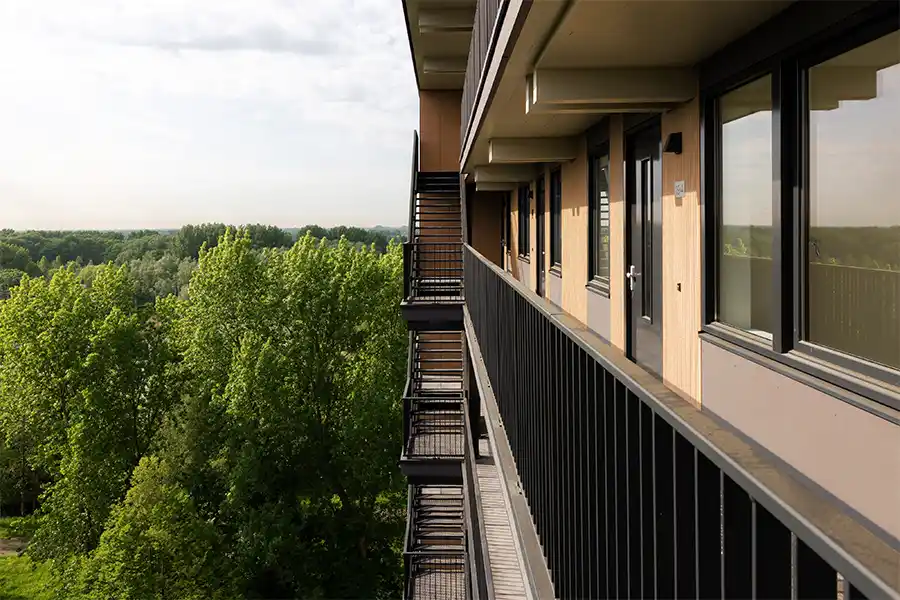 Eerste volledig houten woongebouw met betaalbare huurwoningen opgeleverd in Rotterdam