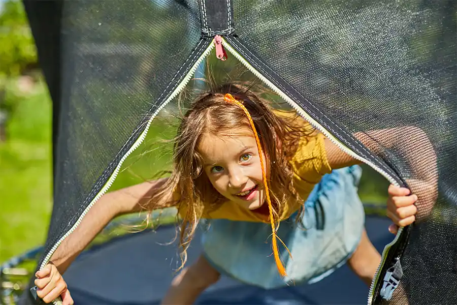 Een trampoline als speelelement in de tuin