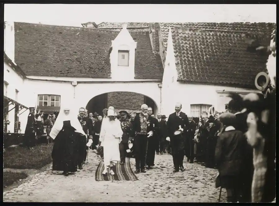 800 jaar Brugse Begijnhof feestelijk gevierd met koninklijk bezoek en unieke evenementen