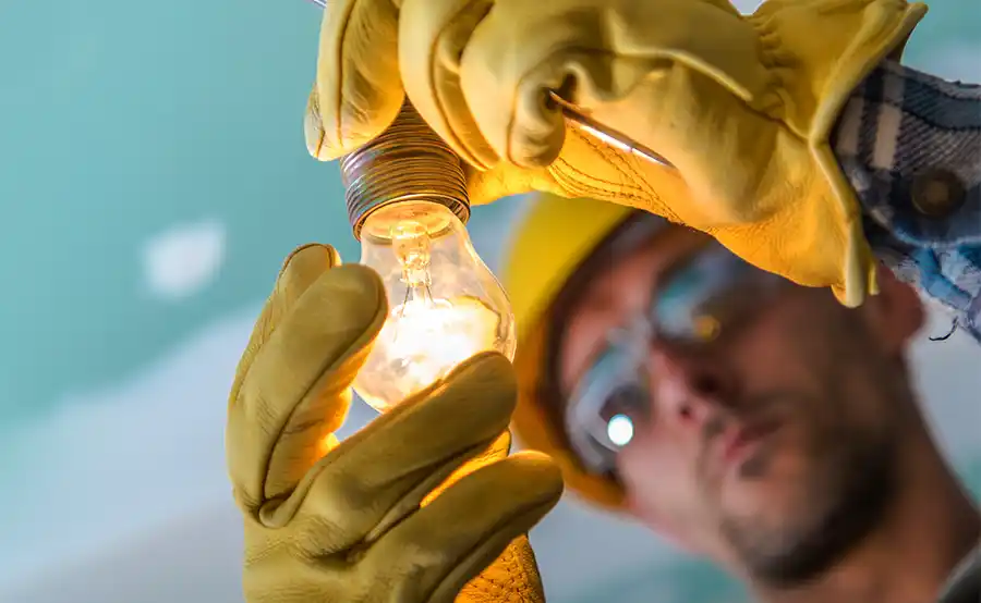 Deze vier elektrische klussen laat je beter aan een vakman over