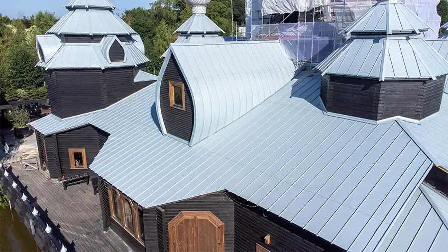 Tectum Group renoveert iconisch dak in Pairi Daiza met Azengar-zink