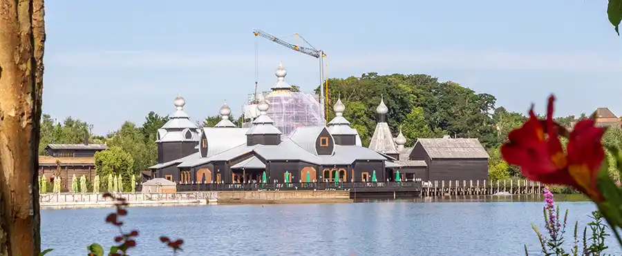 Tectum Group renoveert iconisch dak in Pairi Daiza met Azengar-zink
